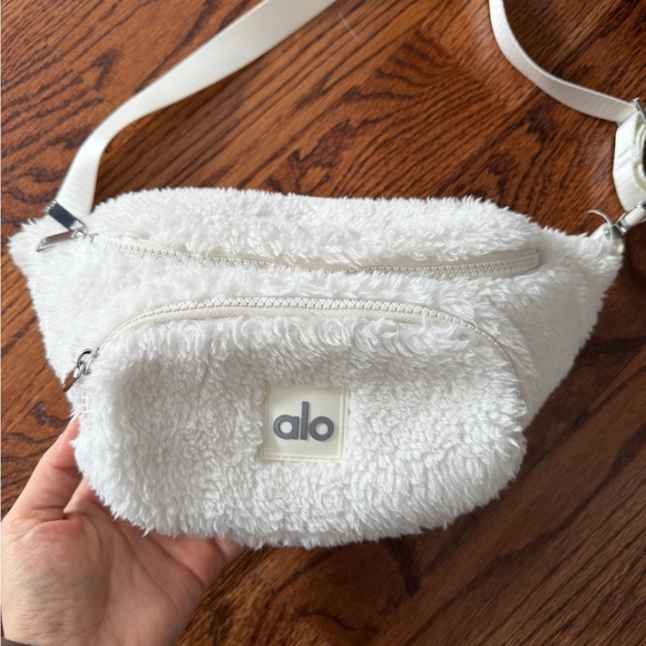 ALO Yoga Handbags - ALO Yoga Sherpa Explorer Fanny Pack